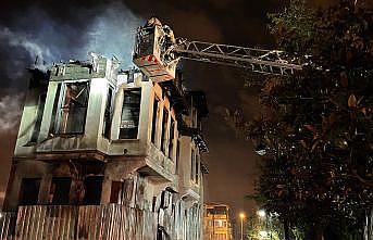 Fatih'te 3 katlı tarihi binada çıkan yangın söndürüldü