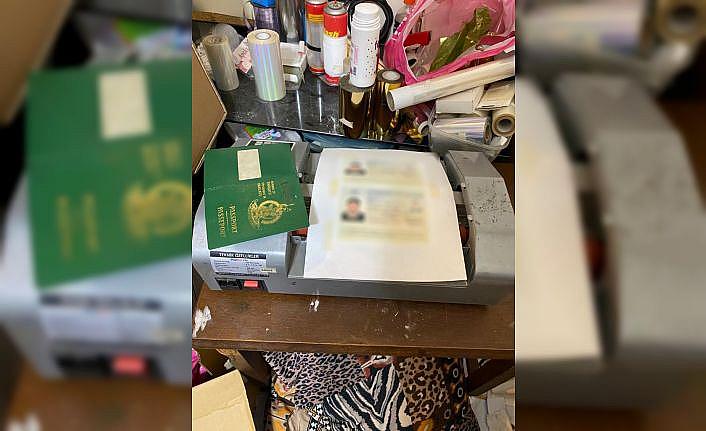 İstanbul'da sahte pasaport operasyonunda 2 zanlı yakalandı