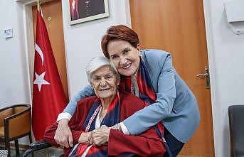 İYİ Parti Genel Başkanı Akşener, huzurevindeki ortaokul öğretmenini ziyaret etti