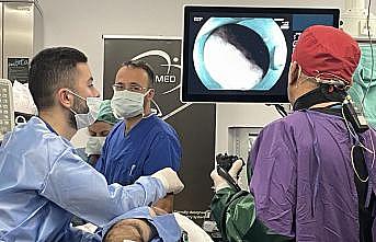 Kocaeli'de gastroenterolojideki yeni teknikler, canlı yayınla Antalya'daki doktorlara gösterildi