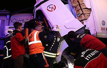Kazada kabinde sıkışan tır sürücüsü itfaiye ekiplerince kurtarıldı