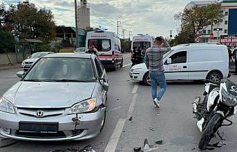 Kocaeli'de otomobille çarpışan motosikletteki 2 kişi yaralandı
