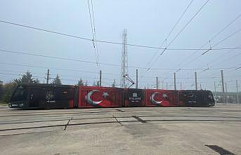 Saat 09.05'te duran tramvayda yolcular Atatürk'ü andı