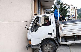 Maltepe'de kamyonet 3 katlı binanın duvarına çarptı