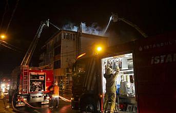 Binanın çatısında çıkan ve 2 binaya daha sıçrayan yangın söndürüldü