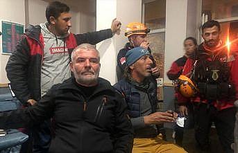 Uludağ'ın eteklerinde mahsur kalan 2 paraşütçü kurtarıldı