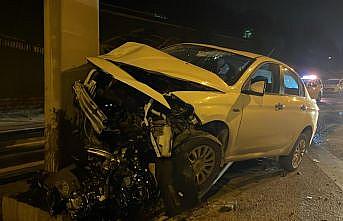 Ataşehir'de bariyerlere çarpan otomobilin sürücüsü yaralandı
