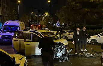 Ataşehir'de iki otomobil çarpıştı, 3 kişi yaralandı