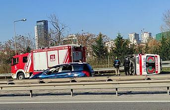 Ataşehir'de özel ambulans devrildi