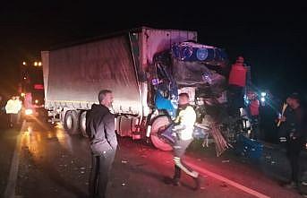 Balıkesir'de kaza yapan iki kamyonun sürücülerinden biri hayatını kaybetti