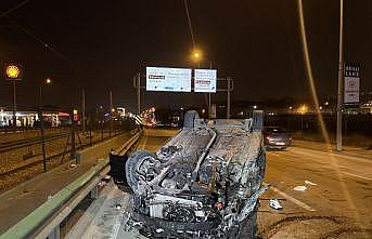 Bursa'da aydınlatma direğine çarpıp takla atan otomobildeki 3 kişi yaralandı