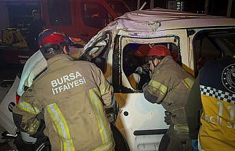 Bursa'da bariyere çarpıp takla atan araçtaki 2 kişi yaralandı