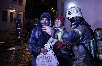 Bursa'da yangında mahsur kalan kadın itfaiye ekiplerince kurtarıldı