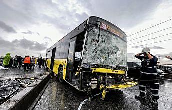 İETT otobüsünün Galata Köprüsü'ndeki demir bariyere çarpması sonucu 3 kişi yaralandı