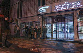 İstanbul'da EYT için işlem yapmak isteyen vatandaşlar geceden sıraya girdi