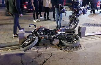 İzmit'te trafik levhasına çarpan motosikletteki 2 kişi yaralandı
