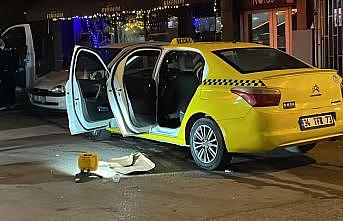 Kadıköy'de bir yolcu ücret tartışmasında taksiciyi silahla yaraladı