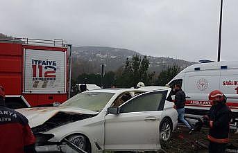 Sakarya'da kaza sonrası yangın çıkan otomobildeki 2 kişi yaralandı
