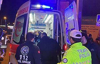 Ataşehir'de 14 yaşındaki çocuğun kullandığı otomobil korkuluklara çarptı 2 kişi yaralandı