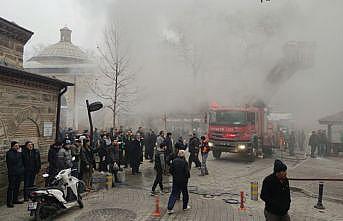 Bursa'da ahşap iş yerlerinin bulunduğu çarşıda çıkan yangına müdahale ediliyor