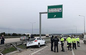 Bursa'da bariyerlere çarpan otomobil sürücüsü hayatını kaybetti