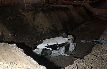 Bursa'da metro hattı yapımı için kazılan çukura düşen otomobilin sürücüsü yaralandı
