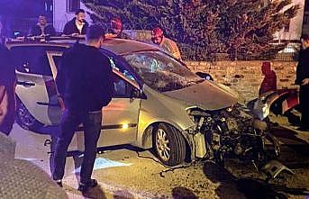 Bursa'da sitenin duvarına çarpan otomobildeki 2 kişi yaralandı