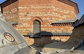 Bursa'da tarihi binanın kubbesindeki kurşun levhaları çalan 2 zanlı yakalandı