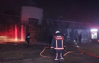Bursa'da zift deposunda çıkan yangın söndürüldü