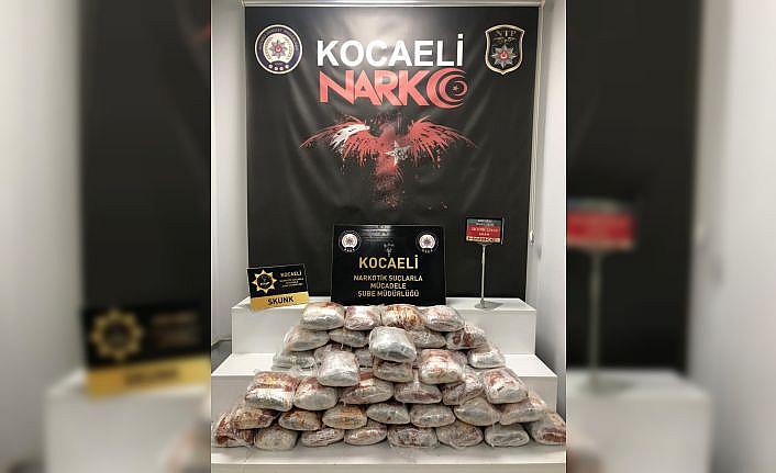 Kocaeli'de polisten kaçan araçta ve çevresinde 25 kilo 420 gram skunk ele geçirildi
