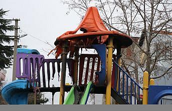 İlçedeki bir parktaki çocuk oyun grubunun yakıldığı iddiasıyla suç duyurusunda bulundu