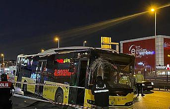 İETT otobüsü durak önünde minibüse çarptı