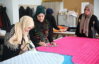 Depremin acısını yaşayan Sakarya'da üretilen kışlık kıyafetler depremzedeleri ısıtacak
