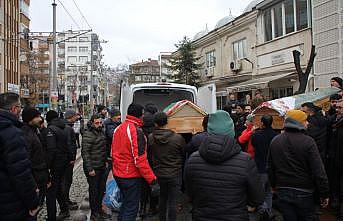 Hatay'da depremde hayatını kaybeden 4 kişilik ailenin cenazeleri Kocaeli'de defnedildi