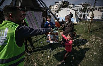 Hatay'da gönüllüler çocuklara depremi unutturabilmek için akıl ve zeka oyunu dağıttı
