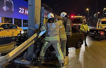 Kadıköy'de bariyerlere çarparak hurdaya dönen otomobilde sıkışan 3 kişi yaralandı