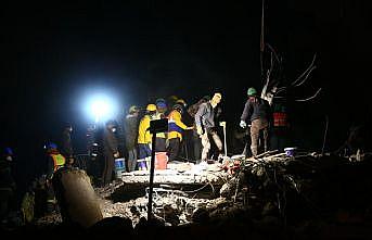 Kahramanmaraş merkezli depremlerde enkaz altında kalanları kurtarma çalışmaları sürüyor