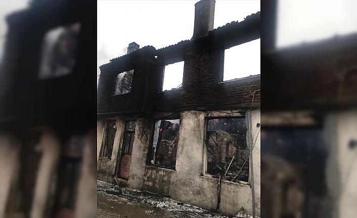 Kırklareli'nde çıkan yangında 2 ev ile 1 iş yeri yandı