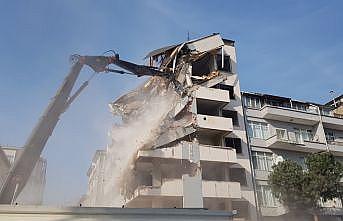 Kocaeli'de 1999 Marmara Depremi'nde hasar gören iş merkezi yıkılıyor