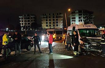 Kocaeli'de otomobil ile servis minibüsünün çarpıştığı kazada 3 kişi yaralandı