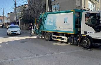 Kocaeli'de otomobilin çarptığı belediye temizlik işçisi yaralandı