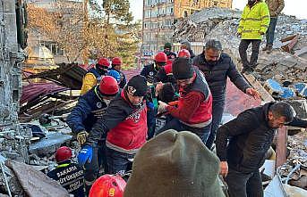 Sakarya'dan Kahramanmaraş'a giden ekipler 37 saat sonra 3 kişiyi enkazdan kurtardı