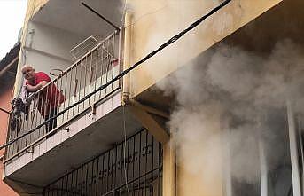 Bursa'da yangın çıkan evde mahsur kalan anneanne ve torunu balkondan kurtarıldı