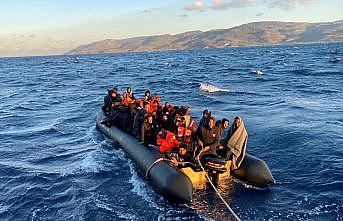 Açıklarında lastik bottaki 46 düzensiz göçmen kurtarıldı