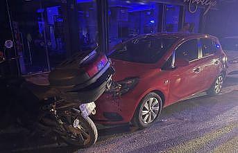 Park halindeki iki otomobile çarpan motosikletin sürücüsü yaralandı