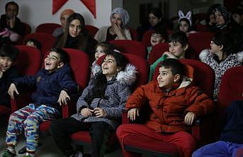 Kırklareli'nde afetzede çocukların yüzü “Karagöz-Hacivat“ gösterisiyle gülüyor