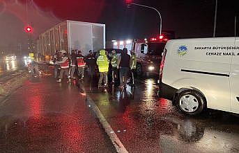 Konteyner yüklü tıra çarpan minibüs sürücü öldü, 2 kişi yaralandı