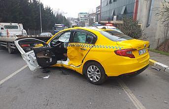 Sultanbeyli'de taksi ile hafif ticari aracın çarpıştığı kazada 3 kişi yaralandı