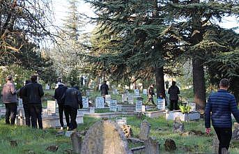 Bilecik'te bayramda birlikte mezarlık ziyareti geleneği yaşatıldı