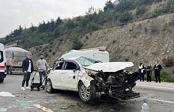 Bursa'da bariyere çarpan otomobildeki 5 kişi yaralandı